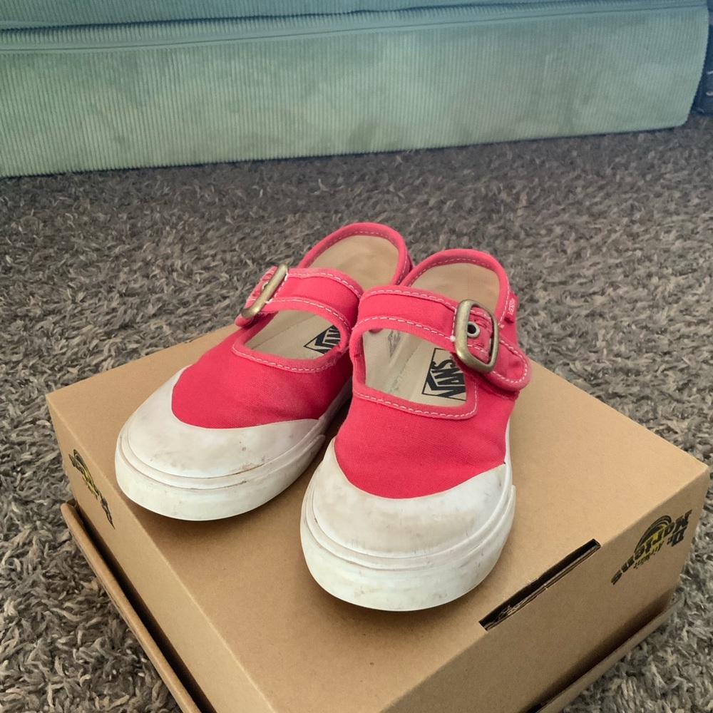 Vans Kids Mary Jane’s in Bright Pink